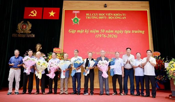 Các học viên khoá đào tạo trinh sát ngoại tuyến hệ chính quy đầu tiên tặng hoa tri ân các thầy giáo từng giảng dạy tại Trường Trung cấp An ninh nhân dân trực thuộc Cục ngoại tuyến.