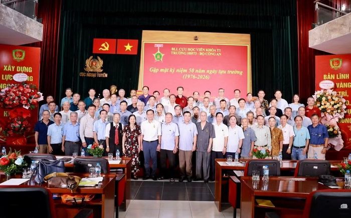 Lãnh đạo Cục Ngoại tuyến chụp ảnh lưu niệm cùng các đại biểu dự buổi gặp mặt.