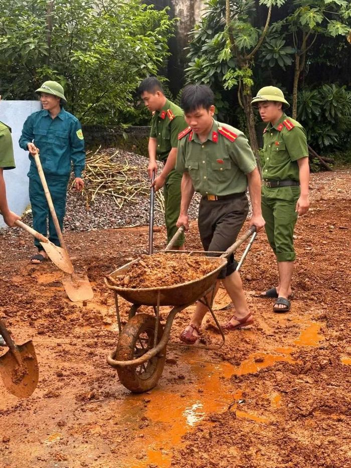 Công an xã Ngọc Trạo hỗ trợ người dân khắc phục hậu quả mưa lũ.