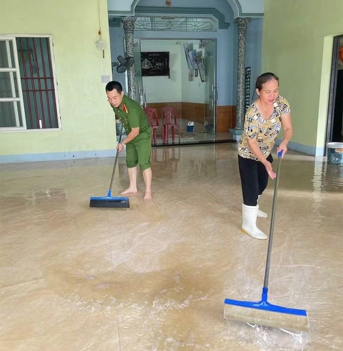 Từ những phần việc trong lúc nước còn dâng đến những công việc sau khi lũ rút, lực lượng Công an luôn có mặt ở những địa bàn khó khăn, góp phần cùng cấp ủy, chính quyền và nhân dân rút ngắn thời gian khôi phục đời sống.