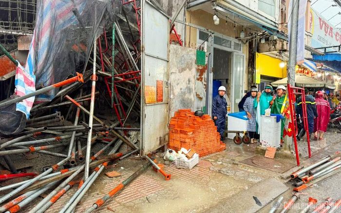 Ông Nguyễn Thái Bảo, Phó Chủ tịch UBND phường Tân An chỉ đạo công tác xử lý vụ việc tại hiện trường.