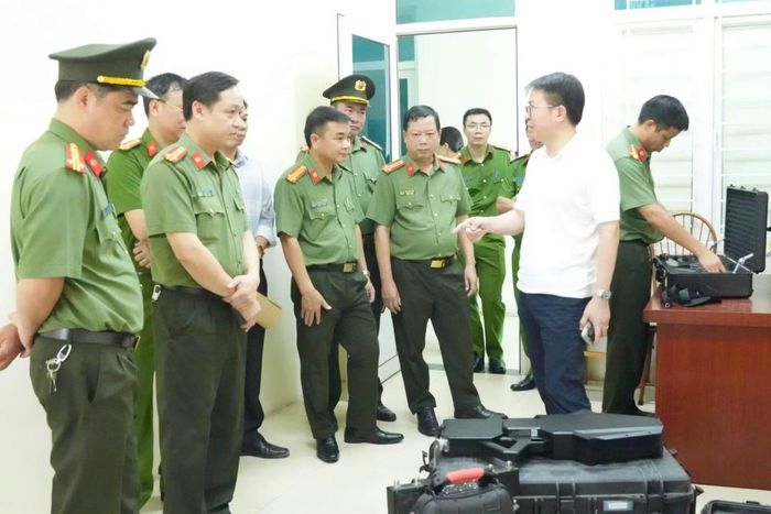 Thiếu tướng Nguyễn Minh Tuấn, Giám đốc Công an tỉnh Phú Thọ kiểm tra công tác đảm bảo an ninh, an toàn bay.