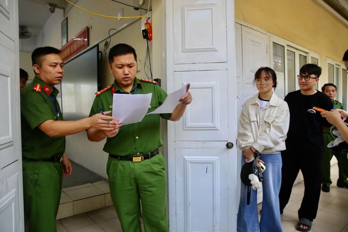 Cán bộ coi thi gọi thí sinh vào phòng thi.