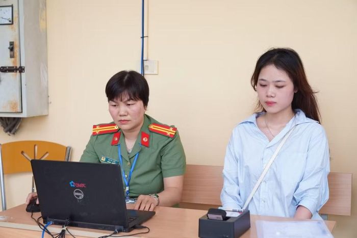Thí sinh làm thủ tục xác thực sinh trắc học tại Học viện Kỹ thuật và Công nghệ an ninh. Ảnh: Anh Tuấn.