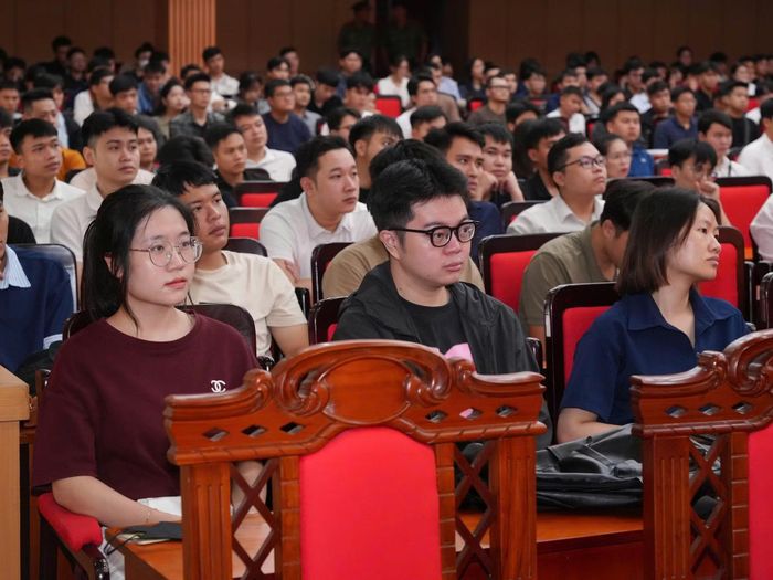 Cán bộ Học viện ANND hướng dẫn thí sinh làm thủ tục xác thực sinh trắc học và phổ biến quy chế thi. Ảnh: Danh Vỵ.