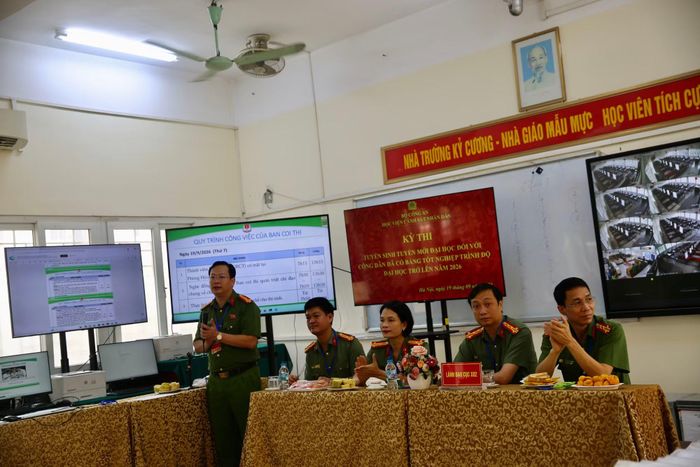 Đại tá, TS Hoàng Đại Nghĩa, Phó Cục trưởng Cục Đào tạo kiểm tra công tác chuẩn bị cho kỳ thi văn bằng 2 Công an trên máy tính tại Học viện CSND sáng 19/9.