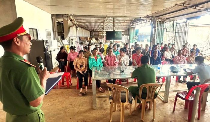Những buổi tuyên truyền phổ biến pháp luật tới bà con vùng sâu của Công an xã Đắk Song.