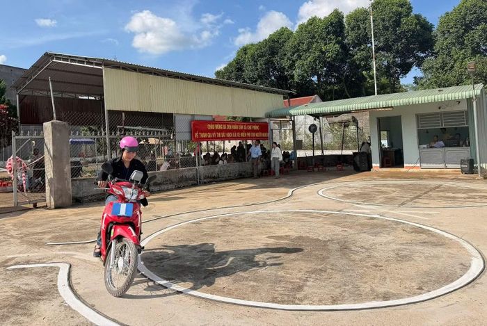 Người dân tham gia sát hạch giấy phép lái xe.