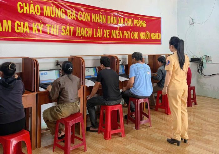 Cán bộ CSGT giám sát kỳ sát hạch giấy phép lái xe.