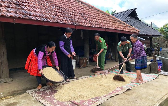 Cán bộ chiến sĩ thường xuyên xuống các thôn bản để gần dân, sát dân, thấu hiểu tâm tư và nắm bắt tình hình an ninh trật tự từ cơ sở.