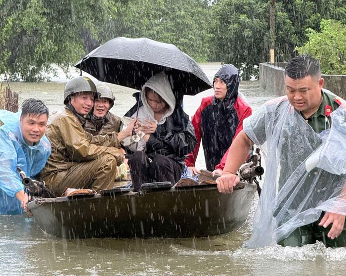 Công an Công an triển khai đồng bộ, quyết liệt công tác ứng phó lũ lụt, hỗ trợ người dân.