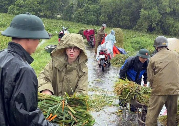 Cán bộ, chiến sĩ Công an gặt lúa, cứu mùa màng giúp người dân trước ảnh hưởng bởi lũ lụt.