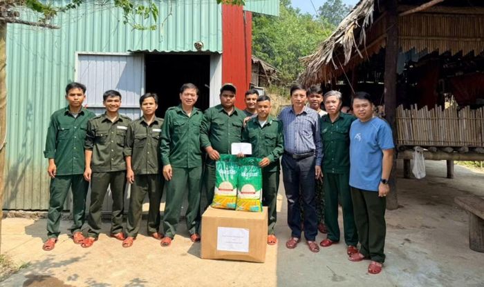 Ông Võ Hùng Nhân (thứ ba từ phải sang) thăm, tặng quà lực lượng chuyên trách bảo vệ rừng.
