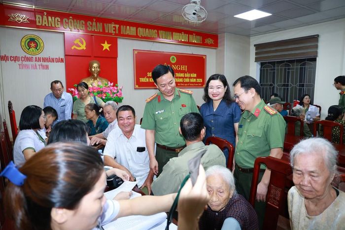 Đại tá, PGS.TS, Bác sĩ Nguyễn Tiến Quang, Giám đốc Bệnh viện 19-8; bà Nguyễn Thị Nguyệt, Phó Chủ tịch UBND tỉnh Hà Tĩnh và Đại tá Nguyễn Trung Kiên, Phó Giám đốc Công an Hà Tĩnh thăm hỏi, động viên các cụ già đến khám chữa bệnh.