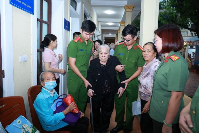 Tuổi trẻ Công an Hà Tĩnh hỗ trợ các cụ già tại các khu vực khám bệnh miễn phí.