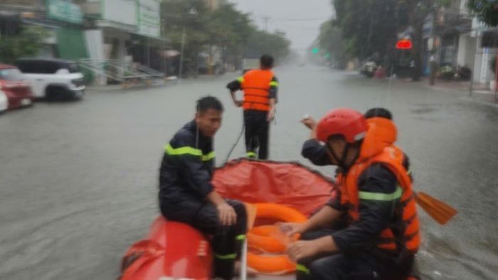 Cán bộ, chiến sĩ Cảnh sát PCCC và CNCH Công an tỉnh Nghệ An kịp thời có mặt tại những nơi người dân gặp khó khăn