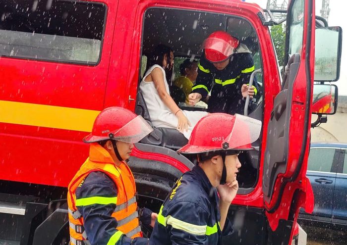Lực lượng Cảnh sát PCCC và CNCH Công an tỉnh Nghệ An kịp thời đưa sản phụ A. đến bệnh viện khi những tuyến đường tại phường trung tâm bị ngập sâu.