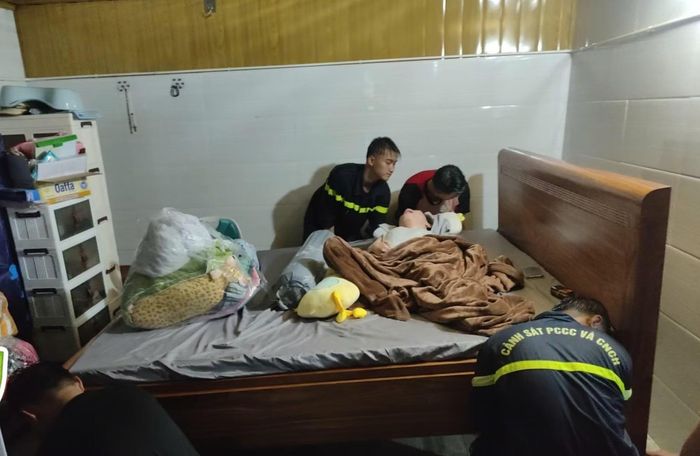 Lực lượng Cảnh sát PCCC và CNCH Công an tỉnh Nghệ An hỗ trợ chị H. di chuyển, kê cao đồ đạc và đưa cháu L. đến nơi an toàn.