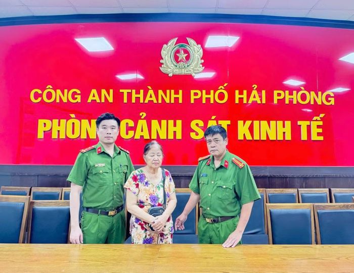 Nguyễn Thị Giỏi được cán bộ Phòng Cảnh sát kinh tế Công an TP Hải Phòng đưa về đơn vị sau khi bị bắt giữ, khép lại gần 24 năm lẩn trốn truy nã.