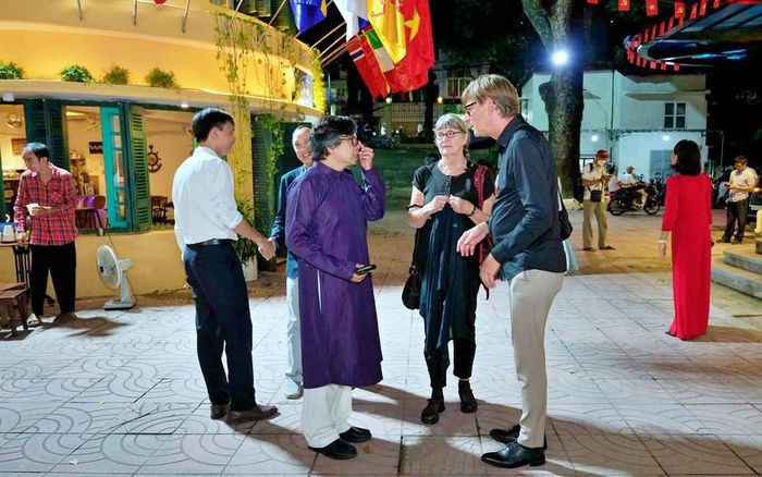 Liên hoan thu hút các nhà làm phim tài liệu chuyên nghiệp, các nhà làm phim độc lập, cùng đông đảo khán giả Việt Nam trong tối khai mạc.