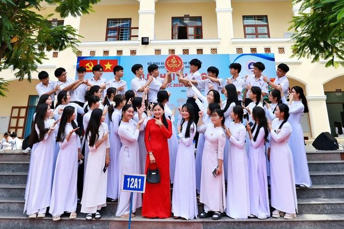 Giáo viên chủ nhiệm và học trò trường Trung học phổ thông Hậu Nghĩa - Tây Ninh. Ảnh: Trần Văn Tâm