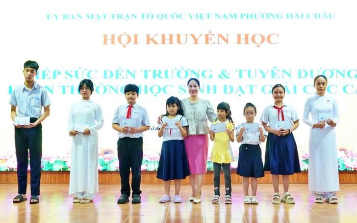 Bà Huỳnh Thị Hương Giang, Chủ tịch Hội Khuyến học phường Hải Châu trao phần quà hỗ trợ tới các học sinh.