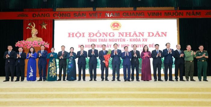 Lãnh đạo tỉnh Thái Nguyên tặng hoa chúc mừng Phó Bí thư Tỉnh ủy, Chủ tịch UBND tỉnh Nguyễn Thế Mạnh.