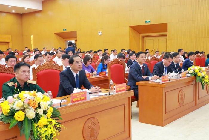 Lãnh đạo tỉnh Thái Nguyên và các đại biểu HĐND tỉnh dự kỳ họp.
