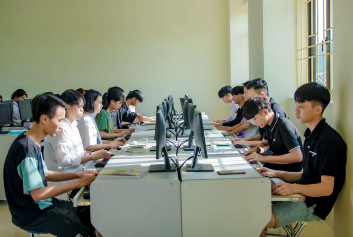 Cha mẹ và giáo viên có thể cùng trẻ xem vì sao một nội dung được đề xuất, chủ động tìm một nguồn trái chiều, tắt phát tự động khi phù hợp và duy trì thời gian cho đọc sách, thể thao, STEM, Robotics hoặc nghệ thuật ngoài màn hình - PGS.TS Lê Hoành Sử chia sẻ