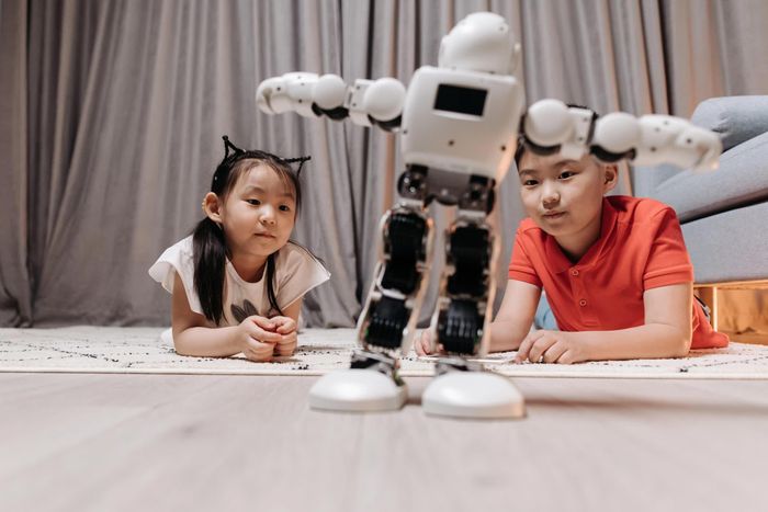 Vậy cha mẹ cần bắt đầu từ đâu? Đâu là những nguyên tắc cần thiết để bảo vệ dữ liệu và đời sống riêng tư của trẻ trên môi trường số?