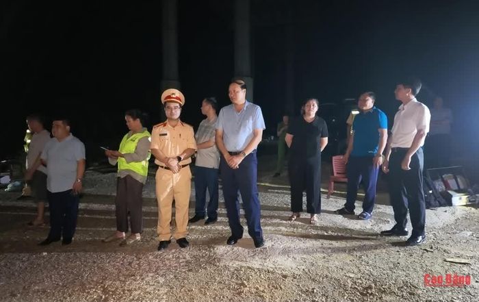 Phó Chủ tịch UBND tỉnh Hoàng Văn Thạch kiểm tra, chỉ đạo công tác khắc phục hậu quả tại hiện trường vụ tai nạn.