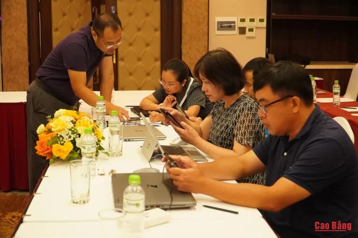 Giảng viên hướng dẫn dựng video ngắn trên smartphone.