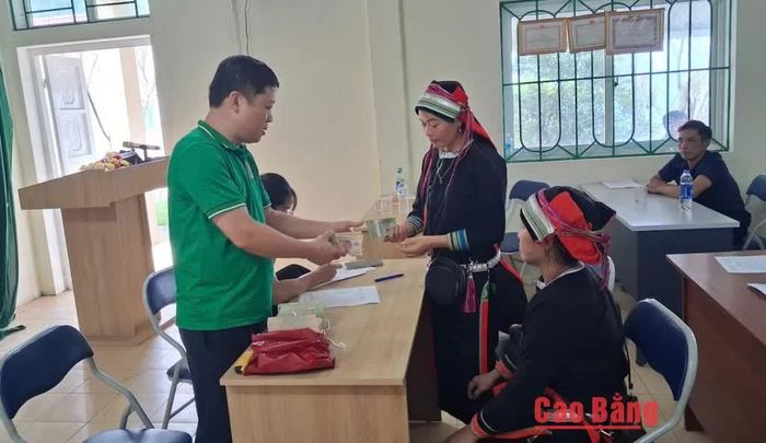 Các hộ vay nhận tiền giải ngân.