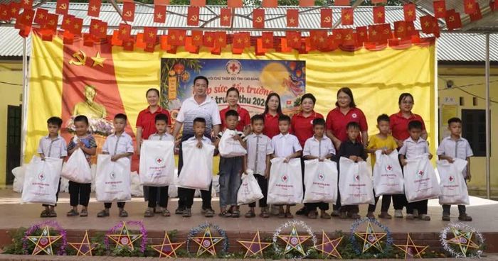 Đại diện Hội Chữ thập đỏ và các tình nguyện viên trao quà Trung thu cho học sinh.