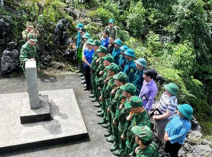 Ủy ban MTTQ xã Tổng Cọt phối hợp với cấp ủy, chính quyền và các lực lượng tuần tra, bảo vệ đường biên, cột mốc.