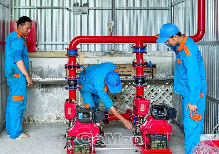 Đảng bộ Công ty Cổ phần Xuất nhập khẩu Thuỷ sản Năm Căn thuộc Đảng uỷ xã Đất Mới hiện có 55 đảng viên. (Trong ảnh: Công nhân vận hành hệ thống phòng cháy, chữa cháy).