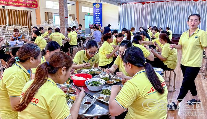 Nhờ giữ vững vai trò lãnh đạo và phát huy tính tiền phong của tổ chức cơ sở đảng, Công ty Cổ phần Xuất nhập khẩu Thuỷ sản Năm Căn (ấp Kênh Tắc, xã Ðất Mới) không chỉ duy trì đà tăng trưởng sản xuất, kinh doanh ổn định qua nhiều thời kỳ mà còn đóng góp tích cực vào bức tranh phát triển kinh tế - xã hội chung của địa phương.