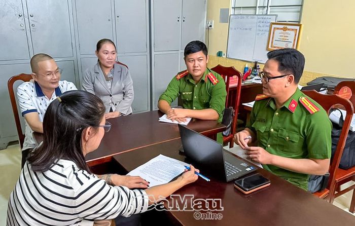 Công an xã Phong Thạnh làm việc với các bên, hỗ trợ hoàn tất thủ tục hoàn trả số tiền chuyển khoản nhầm.