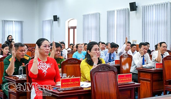 Đại biểu biểu quyết thông qua nghị quyết tại kỳ họp.
