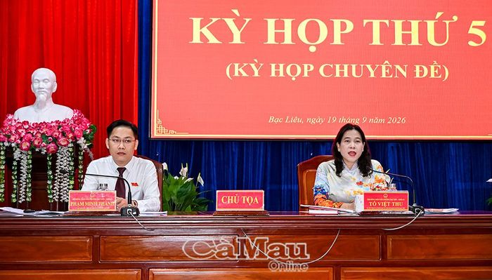 Đồng chí Tô Việt Thu, Uỷ viên Ban Thường vụ Tỉnh uỷ, Bí thư Đảng uỷ, Chủ tịch HĐND phường, chủ trì kỳ họp.