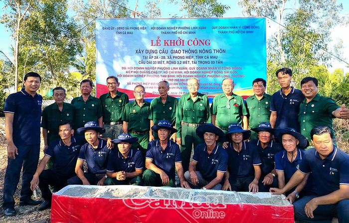 Lễ khởi công xây dựng cầu giao thông kết nối các ấp: 2A, 2B, 8A và 8B tại xã Phong Hiệp từ nguồn kinh phí của mô hình “Ðảng viên thực hành tiết kiệm, làm theo lời Bác”.