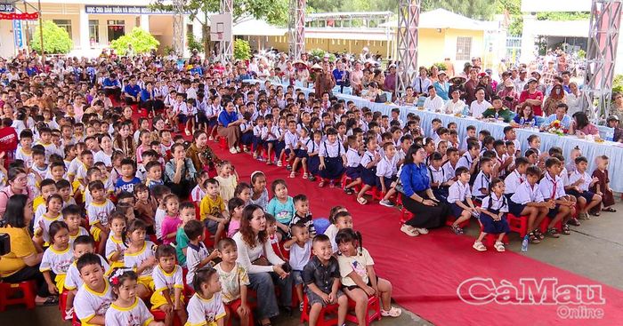 500 học sinh mầm non, tiểu học là con em đồng bào dân tộc Khmer, có hoàn cảnh khó khăn vui tết Trung thu ấm áp.