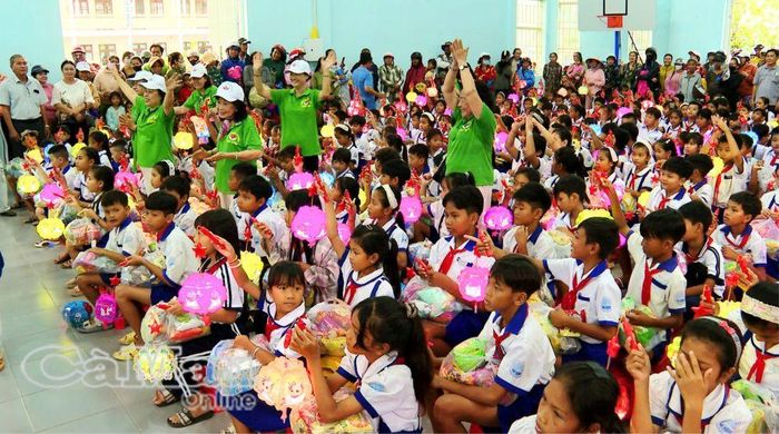 Những chiếc lồng đèn rực rỡ sắc màu mang mùa trăng yêu thương đến các em nhỏ.
