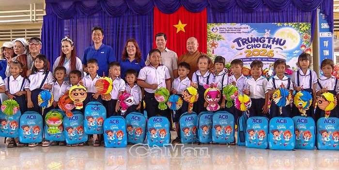 Bí thư Đảng uỷ phường Hiệp Thành Trần Minh Hải cùng đoàn thiện nguyện trao quà cho học sinh.