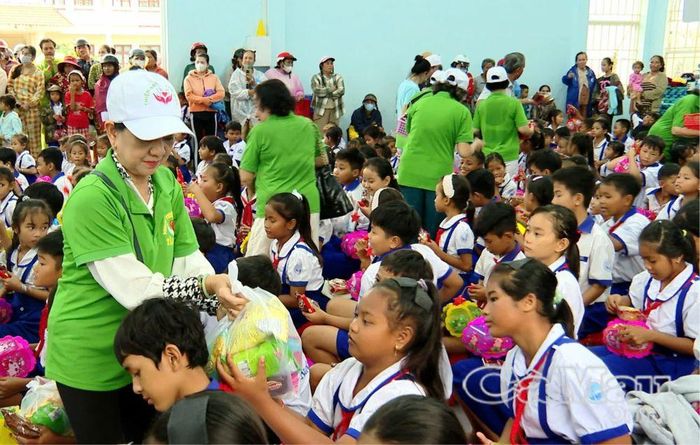 Những phần quà mang tết Trung thu ấm áp đến thiếu nhi hoàn cảnh khó khăn.