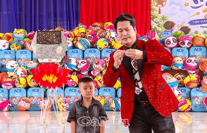 Tiết mục xiếc, ảo thuật phục vụ các em học sinh tại chương trình.