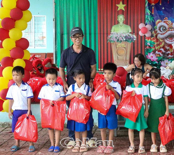Nhóm thiện nguyện Thành phố Hồ Chí Minh trao tổng cộng 700 phần quà Trung thu cho học sinh toàn trường.