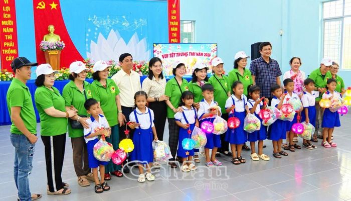Bà Ngô Yến Nhiên, Chủ tịch Uỷ ban MTTQ Việt Nam phường Hiệp Thành (thứ sáu từ trái sang) cùng đoàn thiện nguyện trao quà Trung thu cho các em học sinh Phân hiệu Tiểu học Ngô Quyền - Trường Tiểu học Trần Quốc Toản.