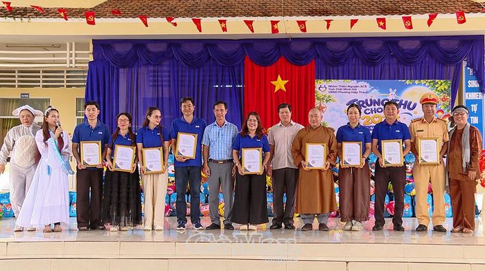 Bí thư Đảng uỷ phường Hiệp Thành Trần Minh Hải (thứ sáu từ phải sang) và Phó Chủ tịch UBND phường Nguyễn Quốc Minh (thứ bảy từ trái sang) trao thư cảm ơn đoàn thiện nguyện và các đơn vị đồng hành hỗ trợ chương trình “Trung thu cho em 2026”.