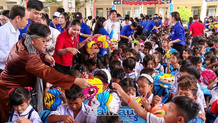 Những phần quà Trung thu được trao tận tay các em học sinh.